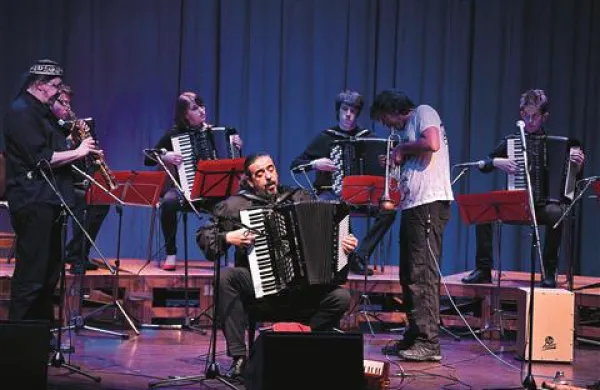 Zasedbi Etnoploč in  Accordion Orchestra 4-8 8-16 na odru novogoriškega Kulturnega doma 