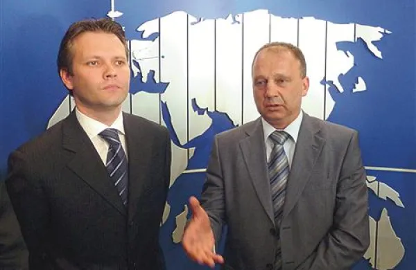  Glavni očitek upravi Gregorja Veselka (levo, ob njem član uprave Tomaž Martin Jamnik) je, da so povsem pogoreli v urejanju notranjih odnosov - tako med člani uprave kot tudi širše v podjetju  