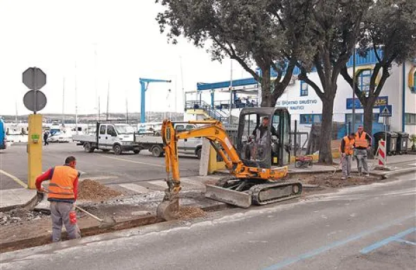Pred vhodom proti  prostorom Veslaškega kluba Nautilus na Kopališkem nabrežju v Kopru je v zrasel pločnik. Prav tako do svojih prostorov ne morejo člani Jadralnega kluba Jadro.