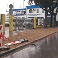 Pred vhodom proti  prostorom Veslaškega kluba Nautilus na Kopališkem nabrežju v Kopru je v zrasel pločnik. Prav tako do svojih prostorov ne morejo člani Jadralnega kluba Jadro.