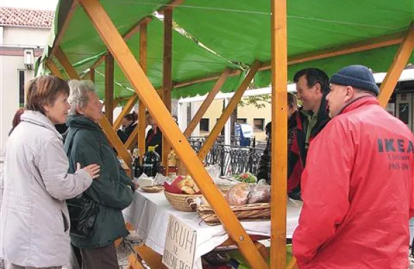 Kljub vremenu je bilo na tržnici in art marketu živahno