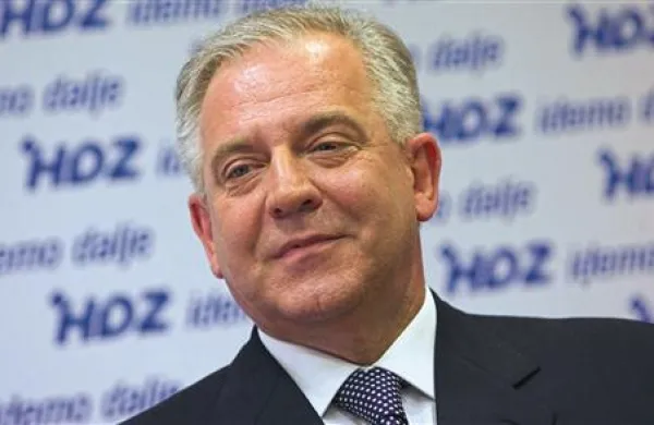  Iva Sanaderja tožilstvo obtožuje, da je zlorabil položaj in pooblastila predsednika vlade in HDZ ter organiziral skupino, ki je odgovorna za nezakonito financiranje HDZ, kot tudi odtujitve denarja za lastno bogatenje