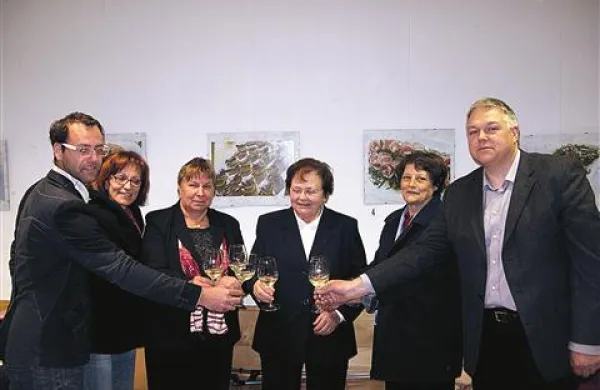 Mesecu špargljev na Krasu  so nazdravili vodja mladinskega hotela Pliskovica Tom Ločniškar, predsednica RD Pliska Ivica Žerjal, predsednica društva Planta Sandra Pelicon, bivša in sedanja predsednica Medobičinskega društva invalidov Sežana Valerija Macarol,  Jelica Grmek ter avtor razstave Bogdan Macarol.