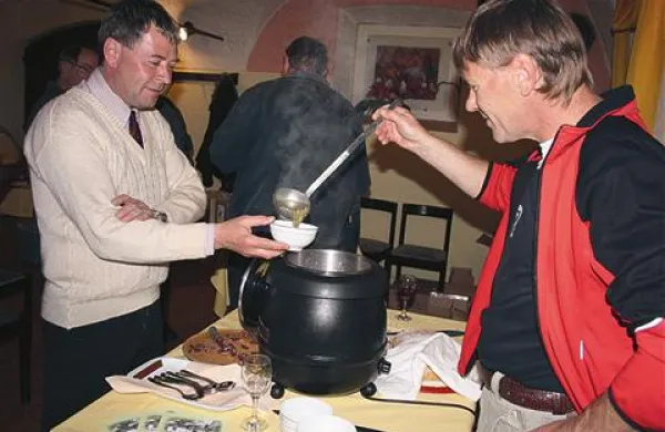 Dan dobrot, v katerega so  strnili ocenjevanje suhomesnatih izdelkov in pokušino lokalnih jedi, je v  Gostilni Mostičer pogostil  množico obiskovalcev