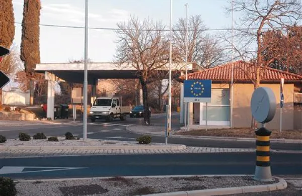  Zadnji ostanek nekdaj skrbno varovane meje, ki kvari vhod v naselje z italijanske smeri, bo kmalu preteklost    