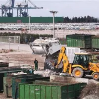 Koprske odpadke na Srminu od Komunale prevzame ljubljansko podjetje  Papir servis in jih odpelje v Lenart. Občina ravnanje z odpadki subvencionira s   tremi  milijoni evrov.