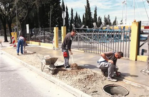 Ob Kopališkem nabrežju so zgradili pločnik, ki preprečuje dovoz na dvorišče Marine