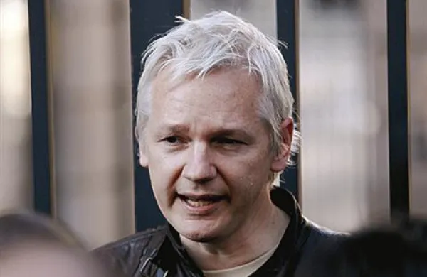 Ustanovitelj spletnega portala WikiLeaks Julian Assange je danes kot voditelj oddaje na ruski televizijski postaji RT opravil pogovor z vodjo libanonskega šiitskega gibanja Hezbolah Hasanom Nasralahom