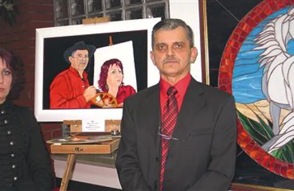 Ilija Martić in Barbara Šenkinc pred svojima slikama