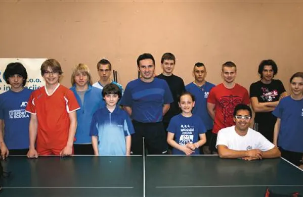 Z obiskom treninga   NTK Iskra Avtoelektrika je moško vrsto in klubski (tudi ženski) podmladek razveselil domači vzornik Bojan Tokić (v sredini)