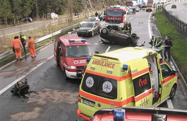 Hrvatica je z avtom pristala na streh