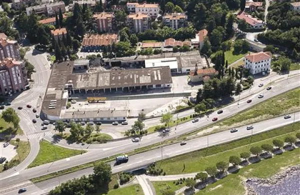 Tako je bilo še do leta 2007 videti območje nekdanjih Slavnikovih garaž. Danes je zemljišče za tretjino manjše, porušili pa so tudi večino objektov.