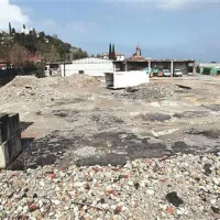 Ob vetru se s kupov gradbenega materiala dviguje prah, kar moti bližnje stanovalce