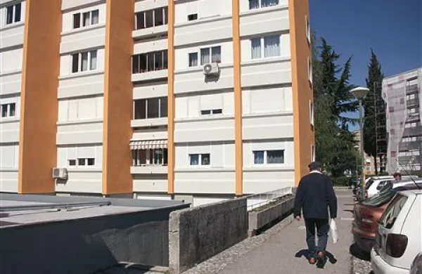 Stanovanjski sklad letos ne bo objavil razpisa za neprofitna stanovanja, saj je čakajočih na prednostni listi še  veliko. Je pa spet začel zbirati ponudbe za nakup stanovanj.