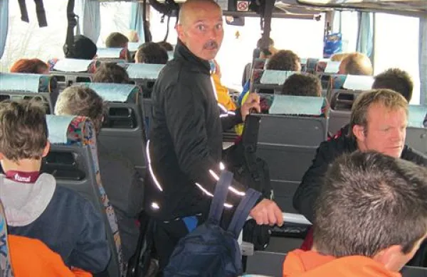 Za spust v dolino je poskrbel avtobus, ki je ozko pot in tesne ovinke zmogel brez težav. V ospredju je Kraševec Stojan Rodica, ki je v svoji kategoriji osvojil bron.