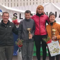Najhitrejše ženske, z desne: Mihaela Tušar, Petra Tratnik, Urša Trobec. Ob njih Jože Tratnik. 