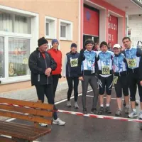 Starter Sandi Škvarč (levo) daje zadnja navodila pred startom, v modrih dresih je skupina tržaških tekačev
