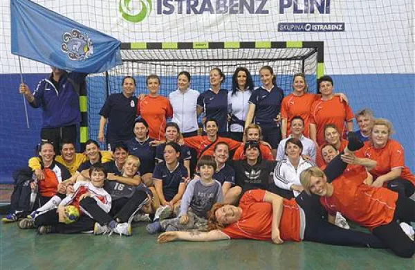 Zmagovalke turnirja, članice Društva izolskih rokometašic (v modrem), in  drugouvrščena Pula