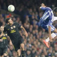 Drogba (Chelsea, v modrem) in Busquets (Barcelona)