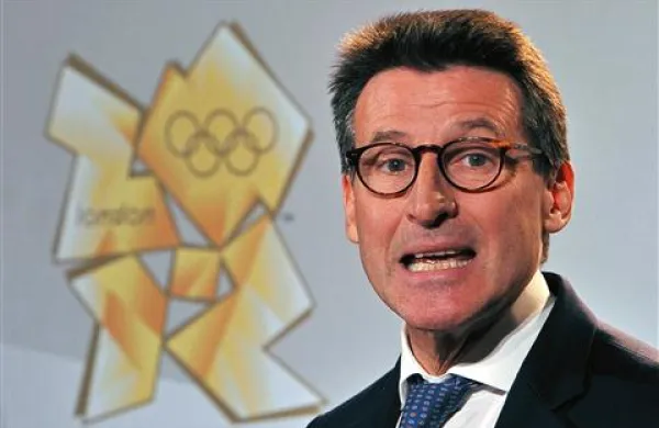 Predsednik organizacijskega odbora Sebastian Coe ob logotipu iger 