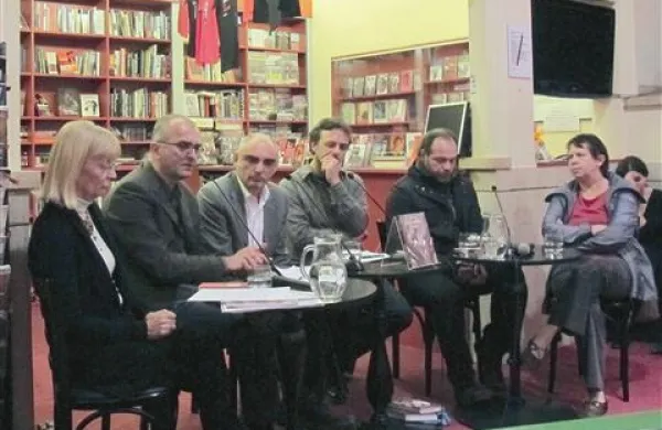 Za okroglo mizo so po filmu sedli (z leve) zgodovinarka Metka Gombač, producent Aleš Doktorič, režiser Dorino Minigutti, Igor Prassel iz Društva za oživljanje zgodb 2 koluta, stripovski ustvarjalec David Toffolo in zgodovinarka Nevenka Troha.
