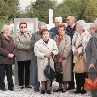 Prizor iz filma, ko se pričevalci srečajo v Gonarsu 