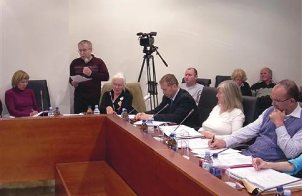 Civilna iniciativa izsledkom meritev ne verjame popolnoma. Pa tudi strokovnjaki opozarjajo, da bi šele z daljšimi meritvami  morda našli odgovore na vprašanje, zakaj Bistričani vse pogosteje obolevajo za rakom. 