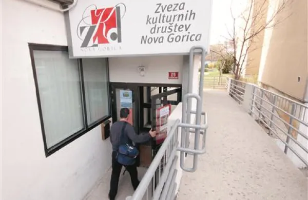 Zdravje obtožene računovodje, ki naj bi ZKD Nova Gorica ukradla 90.455 evrov, bo ocenil sodni izvedenec