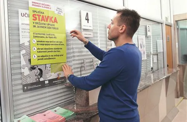 Tistim, ki so prišli na koprsko upravno enoto, je prisluhnil tudi sindikalni zaupnik Zoran Markovič