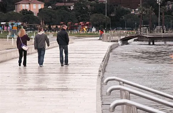 Morje bo lahko v teh dnevih po dolgem času preplavilo nižje dele obale (fotografija je simbolična)