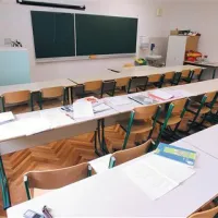 Varstvo ni bilo vprašanje za učence višjih razred osnovnih šol in dijake srednjih. Takšen je bil pogled na prazne klopi v učilnicah koprske gimnazije. 