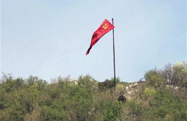 Na Sabotinu je včeraj zaplapolala rdeča delavska zastava s srpom in kladivom