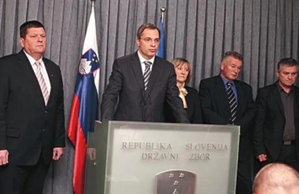 Novinarska konferenca poslanskih skupin SDS, DLGV, Desus, SLS in NSi, na kateri so predstavniki poslanskih skupin spregovorili o pomembnosti sprejema ukrepov v javnem sektorju