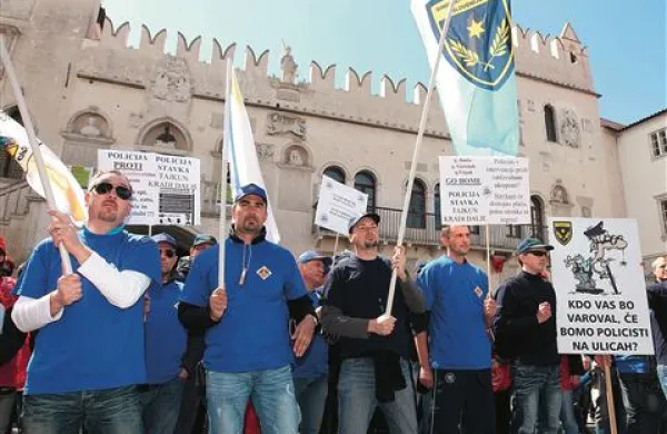 Policisti so se udeležili shoda na Titovem trgu