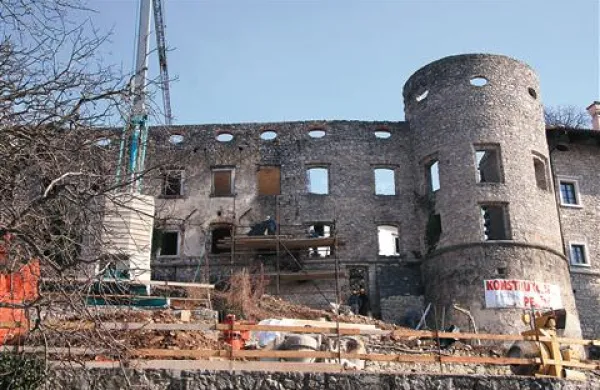 Med vojno požgani grad doživi vsakih nekaj let nekaj obnove ( fotografija je iz leta 2010), a doslej je uporabnih le delček površin. Oddaja gradu v najem hotelirjem bi obnovo pospešila, menijo v komenski občini.