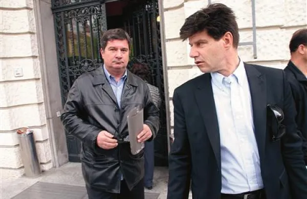 Robert Časar (levo) z odvetnikom Danielom Planinšcem