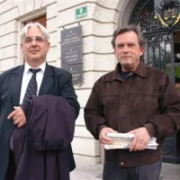 Marjan Mikuž (desno) z odvetnikom Romanom Sevškom