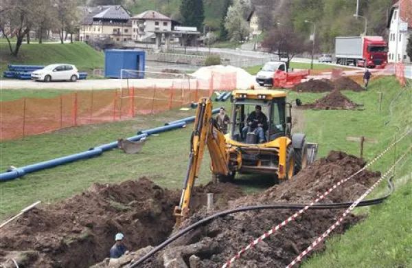 Star, dotrajan idrijski vodovod, so začeli nadomeščati pri stadionu