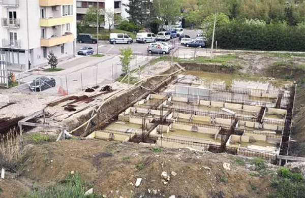 Namesto, da bi objekt VDC že stal in bi ga napolnili uporabniki, je v Sedejevi ulici še vedno gradbena jama, vključno z mlako in mrčesom