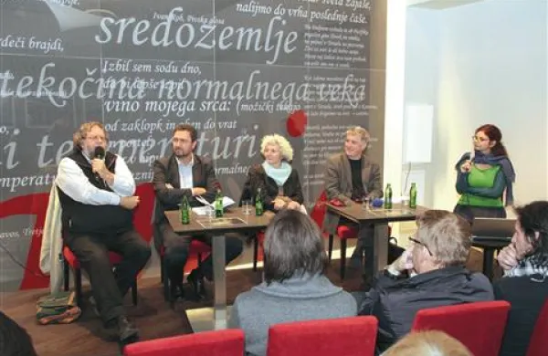 Na regijski debati Društva novinarjev Slovenije, ki je tokrat gostovala v Novi Gorici, so zbrani spregovorili o novinarstvu in politiki in o prehajanju iz politike nazaj v novinarstvo