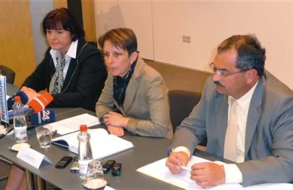 Upravni odbor Primorja, ki ga do nadaljnjega še vedno vodi Marjana Novak (v sredini),  je tik pred odstopom večinski delež v koprskem Stavbeniku prepustil Cestnemu podjetju Gorica