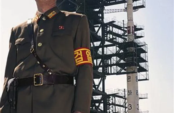 Severna Koreja je v četrtek napovedala, da bo izstreljevala nosilne rakete s sateliti “eno za drugo”