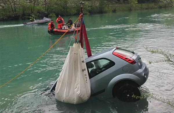 Ob 06.53 se je na regionalni cesti Nova Gorica-Plave v občini Kanal zgodila prometna nesreča, v kateri je osebni avtomobil z vozišča zapeljal v reko Sočo