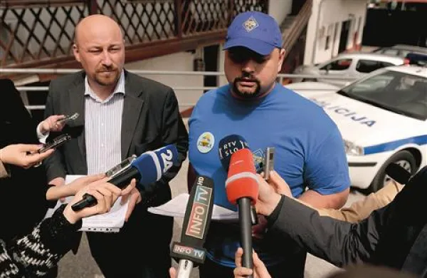 V policijskih sindikatih  so v  24 urah  zbrali zadostno število podpisov, ki omogočajo začetek postopka razpisa zakonodajnega referenduma o noveli zakona o dodatnih interventnih ukrepih