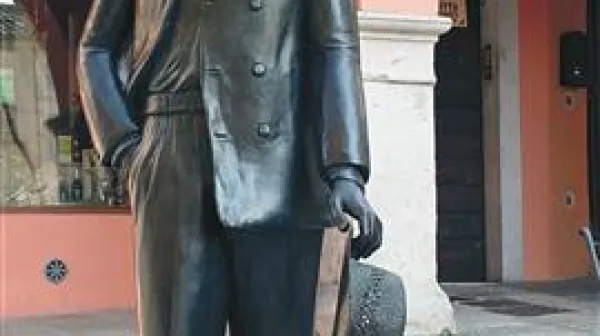 Carlo Michelstaedter (1887-1910) je bil goriški pisatelj, pesnik, slikar in filozof. V rodni Gorici, na vrhu Raštela, so mu pred leti postavili kip. Razvil je svojo lastno filozofijo prepričanja, ki je bila takrat na ravni sodobnih evropskih filozofskih tokov. Samo nekaj ur zatem, ko je končal svojo diplomsko nalogo (ta je postala nato svetovno znana kot knjiga Prepričanje in retorika), se je  ustrelil s pištolo.  