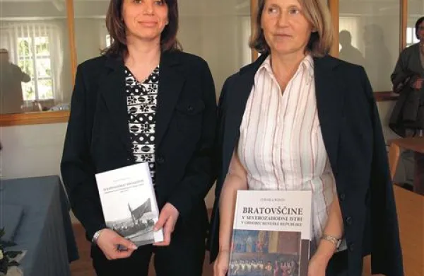 Dr. Deborah Rogoznica in dr. Zdenka Bonin, avtorici novih knjig, ki so s podporo kulturnega ministrstva izšli pri  Pokrajinskem arhivu Koper, kjer sta zaposleni 