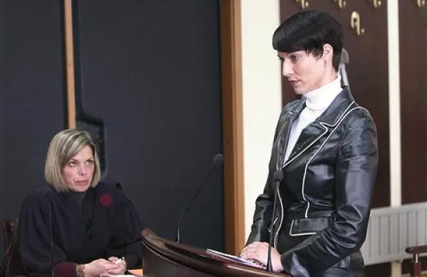 Obtožena Nada Dolinar (desno) je v svojem zagovoru zanikala očitke tožilstva, na vprašanja pa ni odgovarjala