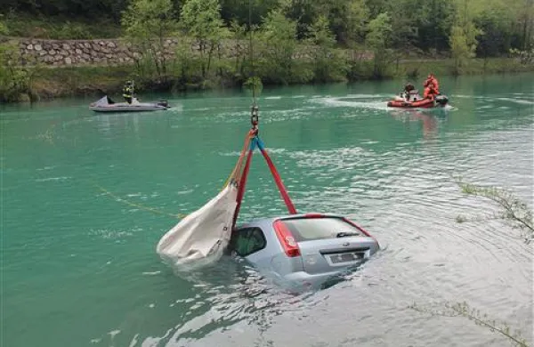 Potopljeno fiesto so našli po poldnevu, 14 metrov pod gladino
