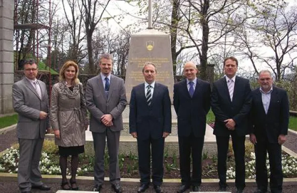 Minister za obrambo Aleš Hojs (v sredini) se je včeraj prvič srečal s predstavniki pivške občine (z leve): podžupan Boris Rebec, direktorica občinske uprave Mihaela Smrdel, župan Robert Smrdelj, vodja PVZ Janko Boštjančič, podžupan Andrej Godina in predsednik trške skupnost Ernest Margon.