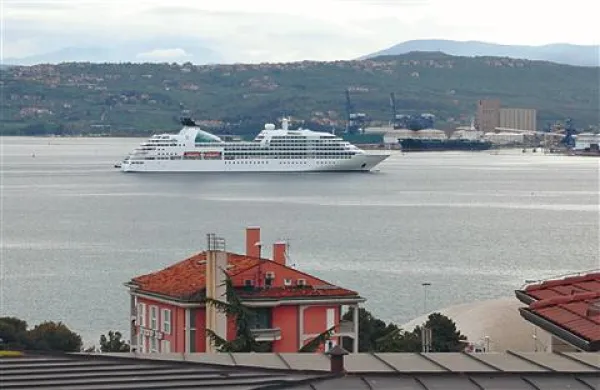 Tako je včeraj proti privezu na koprskem potniškem terminalu vplula prva letošnja potniška ladja Seabourn Odyssey 